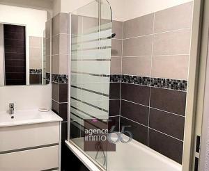 La salle de bains est pourvue d'une douche et d'un lavabo. dans l'établissement Résidence Pyrénées Zenith, à Luz-Saint-Sauveur
