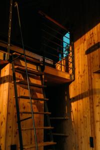 - un escalier en bois dans un bâtiment avec fenêtre dans l'établissement K1 Baumhaus, à Odenthal