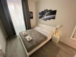 a bedroom with a bed with two towels on it at Soft rooms ROMA CENTRO Guest house affittacamere in Rome