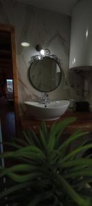 La salle de bains est pourvue d'un lavabo et d'un miroir. dans l'établissement Skroviste, Zlatibor-Vodice, à Zlatibor