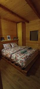 - une chambre avec un lit dans une cabane en bois dans l'établissement Skroviste, Zlatibor-Vodice, à Zlatibor