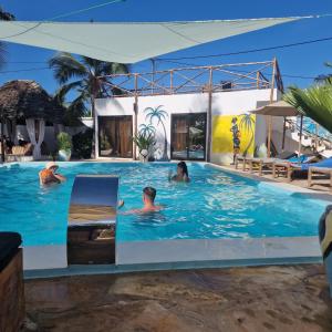 - un groupe de personnes se baignant dans une piscine dans l'établissement TIANDE Boutique Hotel, à Pwani Mchangani