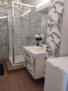 ein Badezimmer mit Waschbecken und Dusche in der Unterkunft Apparemment vue mer in Aytré