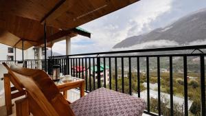 a balcony with a table and a view of a mountain at Villa Pink Bud 6BHK in Manāli