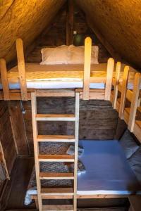Palanda nebo palandy na pokoji v ubytování Heredot's house