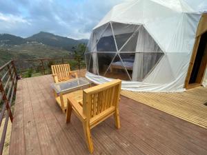 Nespecifikovaný výhled na hory nebo výhled na hory při pohledu z luxury tent
