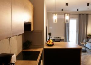 een keuken met een fruitschaal op het aanrecht bij Capital Towers Prime in Rzeszów +15 foto's