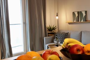 een fruitschaal op een tafel in de woonkamer bij Capital Towers Prime in Rzeszów