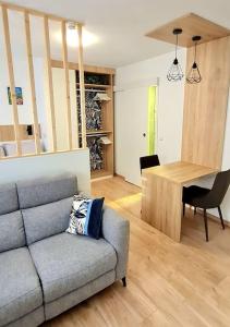 - un salon avec un canapé et une table dans l'établissement Ma Bulle d Aix superbe studio tout confort, à Aix-les-Bains