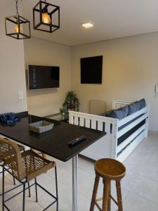Ocean Apartments في سيوداد لوجان دي كويو: غرفة معيشة مع طاولة وأريكة