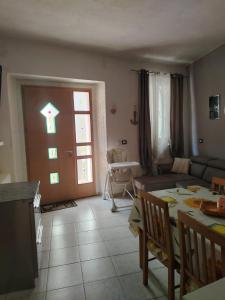 a living room with a table and a door with a window at LOFT in Mezzolombardo