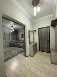 uma grande sala de estar com uma porta e um quarto em Апартаменты в районе Болашак em Qyzylorda