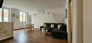 a living room with a couch and a table at A Cà da Pauluccia in Carloforte