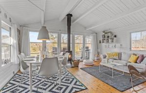 Posezení v ubytování Lovely Home In Ålbæk With Wifi