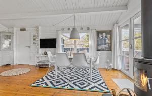 TV a/nebo společenská místnost v ubytování Lovely Home In Ålbæk With Wifi