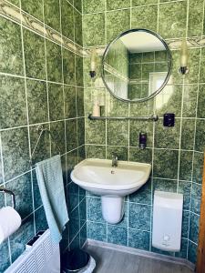 維爾布諾波布拉甸登的住宿－Horská vila Heda，一间带水槽和镜子的浴室