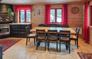 comedor con mesa de madera y sillas en Nice Home In Fossdal With House A Panoramic View, en Fossdal