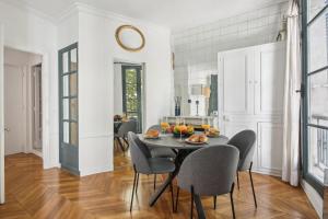 - une cuisine et une salle à manger avec une table et des chaises dans l'établissement Central Paris - Le Marais - CityApartmentStay, à Paris