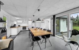Η κουζίνα ή μικρή κουζίνα στο 4 Bedroom Lovely Home In Tarm