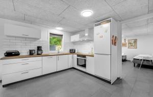 Η κουζίνα ή μικρή κουζίνα στο 4 Bedroom Lovely Home In Tarm