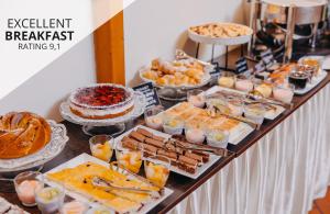 um buffet com diferentes tipos de alimentos sobre uma mesa em Louis Leger em Praga