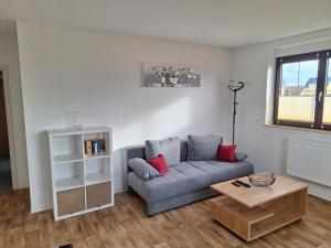 een woonkamer met een bank en een salontafel bij Bergblick-FeWo in Hohenstein-Ernstthal