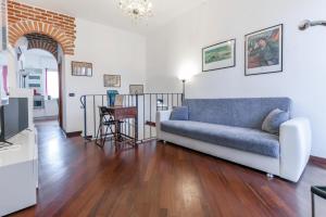 sala de estar con sofá y mesa en VILLA POLLICINO - outdoor patio, 10-minute walk to metro en Milán