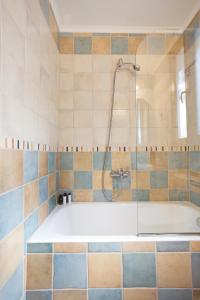 La salle de bains est pourvue d'une baignoire et d'une douche. dans l'établissement Asplathia Villas, à Spanokhórion