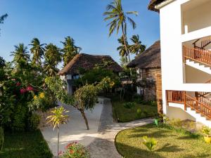 烏羅阿的住宿－MANOLO Beach Resort，享有度假村庭院的景致。