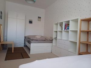 Postel nebo postele na pokoji v ubytování Apartmán Dvořák 194 pod Svatou horou