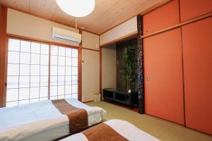 Postel nebo postele na pokoji v ubytování USJまで電車で5分 Meeno Home西九条美の宿親子向け民泊 マリオパワーアップバンド ReFa美顔シャワー付き 広々空間 好アクセス