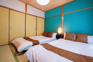 Postel nebo postele na pokoji v ubytování USJまで電車で5分 Meeno Home西九条美の宿親子向け民泊 マリオパワーアップバンド ReFa美顔シャワー付き 広々空間 好アクセス