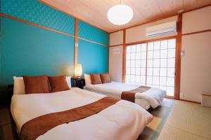Postel nebo postele na pokoji v ubytování USJまで電車で5分 Meeno Home西九条美の宿親子向け民泊 マリオパワーアップバンド ReFa美顔シャワー付き 広々空間 好アクセス