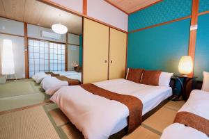 Postel nebo postele na pokoji v ubytování USJまで電車で5分 Meeno Home西九条美の宿親子向け民泊 マリオパワーアップバンド ReFa美顔シャワー付き 広々空間 好アクセス