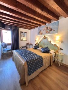 Posteľ alebo postele v izbe v ubytovaní Hotel al Graspo de Ua + 37 fotografií
