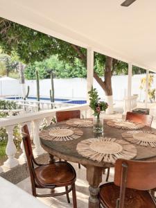 a dining room with a table and chairs at Hermosa habitación en casa campestre con piscina cerca al aeropuerto in Santa Marta