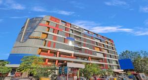 un edificio alto con ventanas coloridas en el lateral. en Hotel Planet Villa en Ahmedabad