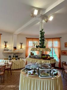 une salle de banquet avec des tables et de la nourriture dans l'établissement Hotel Schloss Grochwitz (garni), à Herzberg
