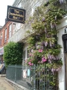 un edificio con flores a un lado. en The Casterbridge, en Dorchester