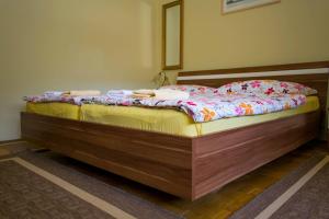 Un pat sau paturi într-o cameră la Hostel Kumrovec - Bed & Breakfast