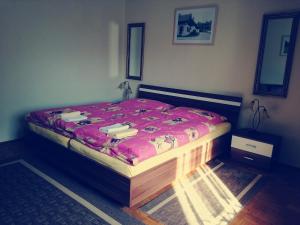Un pat sau paturi într-o cameră la Hostel Kumrovec - Bed & Breakfast