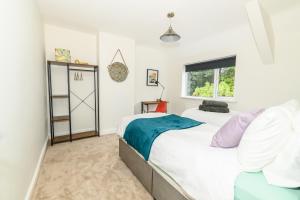 a bedroom with two beds and a window at Stylish 3 Bed House Near Hospital, Racecourse, Free Parking 