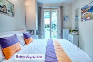 Posteľ alebo postele v izbe v ubytovaní Panorama lake view, pool & garden, 2 bathrooms, kingsize & single-beds, fast Internet