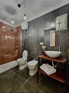 ein Bad mit einem WC, einem Waschbecken und einer Dusche in der Unterkunft Bethel come Casa Apartments in Neapel