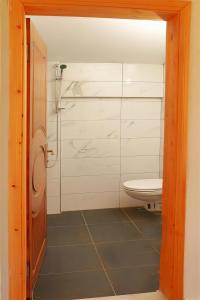 ein Bad mit WC und Waschbecken in der Unterkunft Heredot's house in Finike
