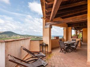 um pátio com cadeiras e uma mesa na varanda em Casa Ariel - Chia Beach em Chia