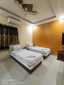 a bedroom with two beds and a ceiling at WAY INN FAMILIAR in Hyderabad