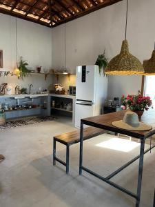 Køkken eller tekøkken på Casa pé na areia em Caraíva