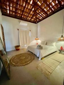 En eller flere senge i et værelse på Casa pé na areia em Caraíva