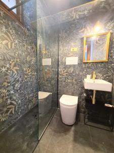 パレルモにあるCasakameusaのバスルーム(トイレ、洗面台、シャワー付)
